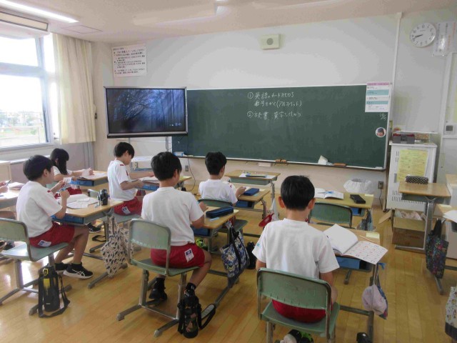 教育相談の間、自習に取り組む子どもたち