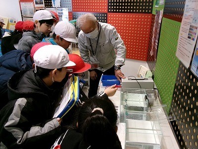 スプーンの色付け体験