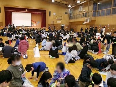 ファミリー班での色紙渡し